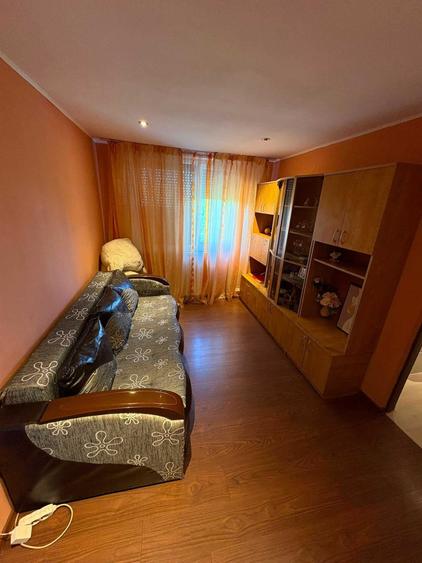 Apartament cu 3 camere semidecomandat în Micro 19