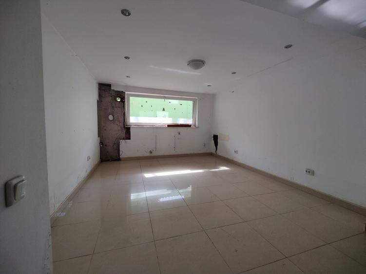 Casă cu 6 camere cu Canalizare în Central
