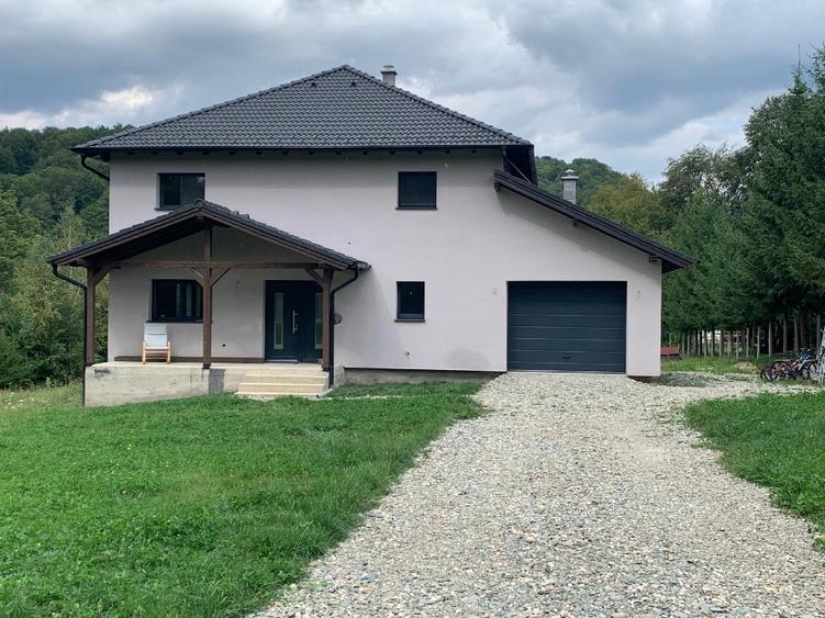 Casă individuală cu 4 camere cu Teren 4150 Mp în Cheile Râșnoavei