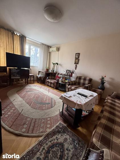 Apartament cu 4 camere decomandat în Drumul Taberei