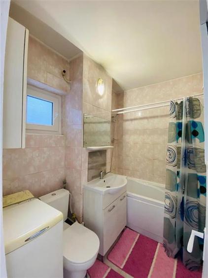 Apartament cu 3 camere semidecomandat, mobilat în Central