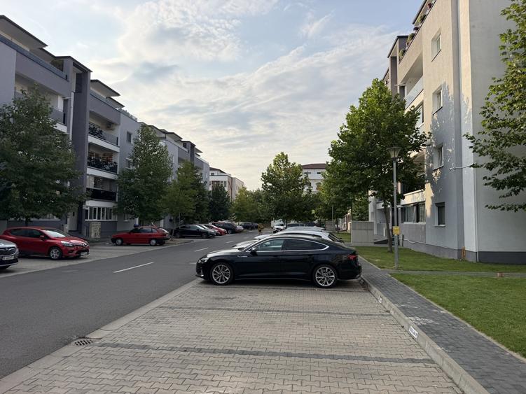 Apartament cu 3 camere semidecomandat, mobilat în Piața Cluj