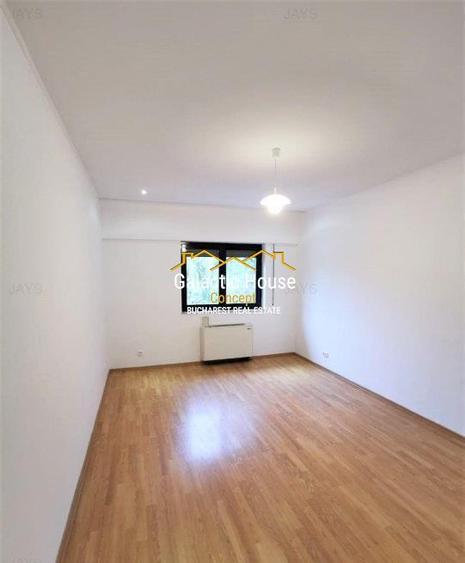 Casă individuală cu 7 camere cu Teren 460 Mp în Băneasa