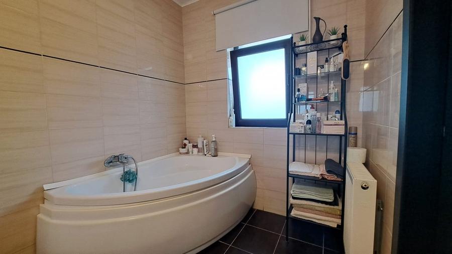 Casă individuală cu 5 camere cu Teren 300 Mp în Tunari