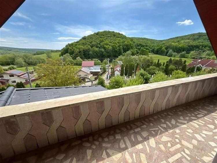 Casă individuală cu 8 camere cu Teren 7788 Mp în Exterior Nord