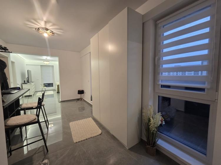 Apartament cu 6 camere semidecomandat în Metalurgiei