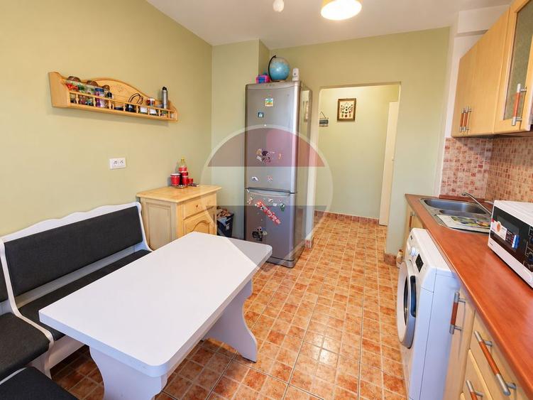 Apartament cu 3 camere semidecomandat în Periferie
