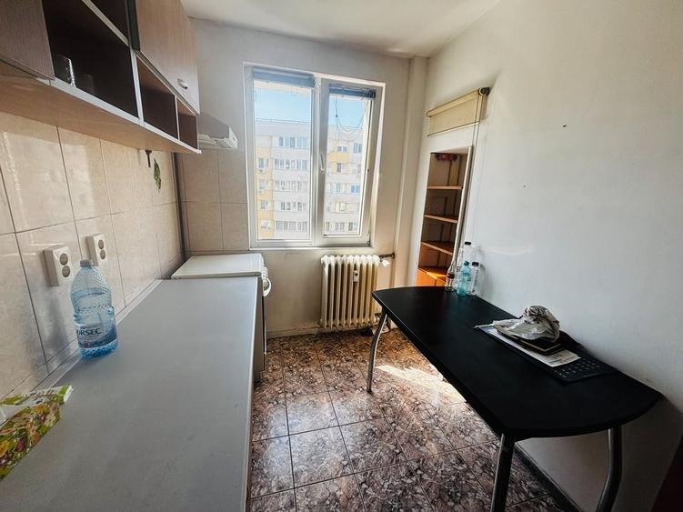 Apartament cu 3 camere semidecomandat în Obor