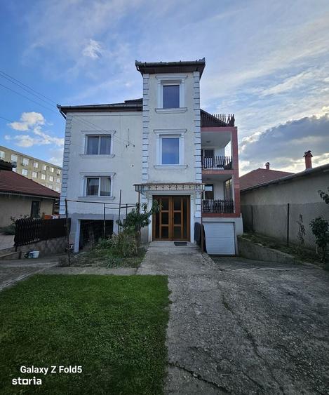 Casă cu 4 camere decomandat în Sânmartin