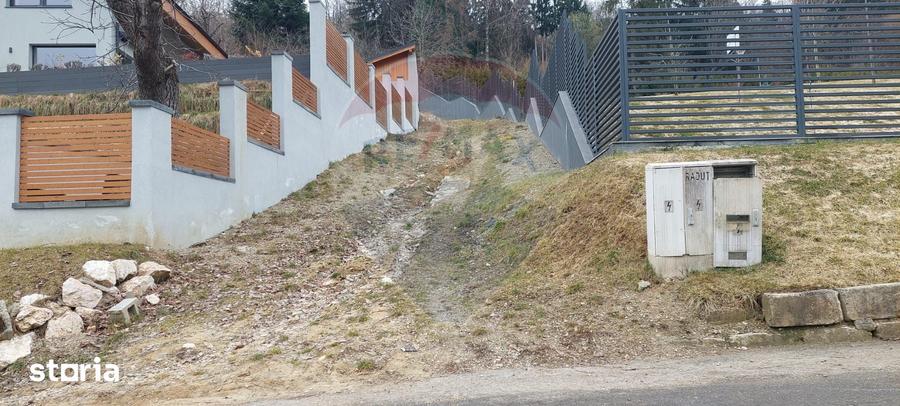 Teren de 2710 mp, în Schei