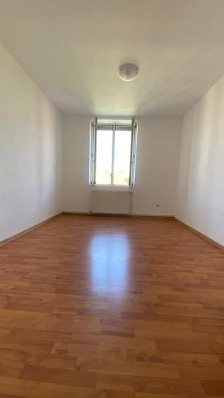 Apartament cu 2 camere decomandat în Tractorul