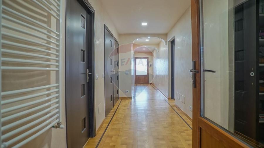 Casă individuală cu 5 camere cu Teren 512 Mp în Sânpetru