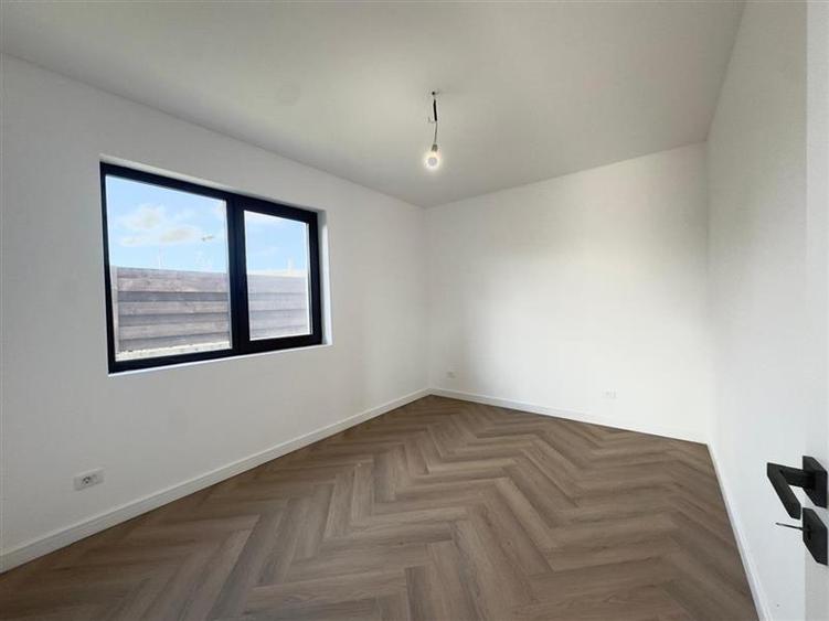 Casă individuală cu 4 camere cu Teren 561 Mp în Hlincea