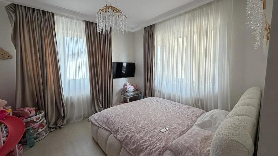 Casă cu 5 camere cu Teren 172 Mp în Roșu