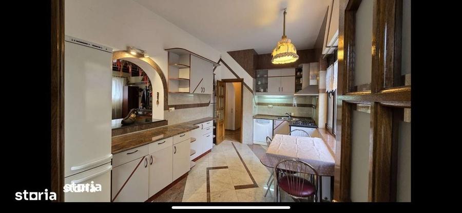 Casă cu 4 camere în Central