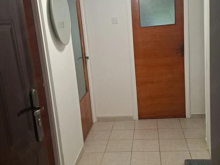 Garsonieră decomandată în Titan