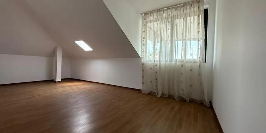 Casă cu 4 camere în Micro 12