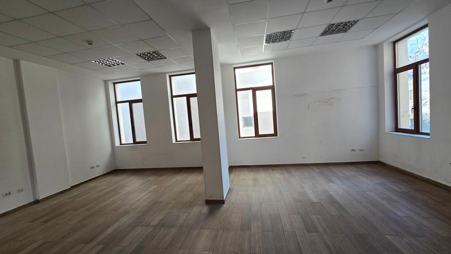Casă cu 11 camere cu Canalizare în Ultracentral