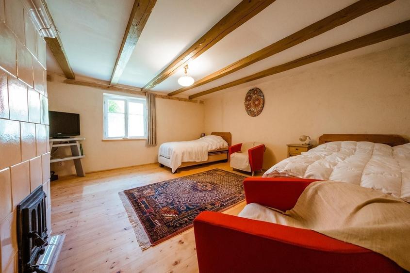 Casă individuală cu 10 camere cu Canalizare în Grânari