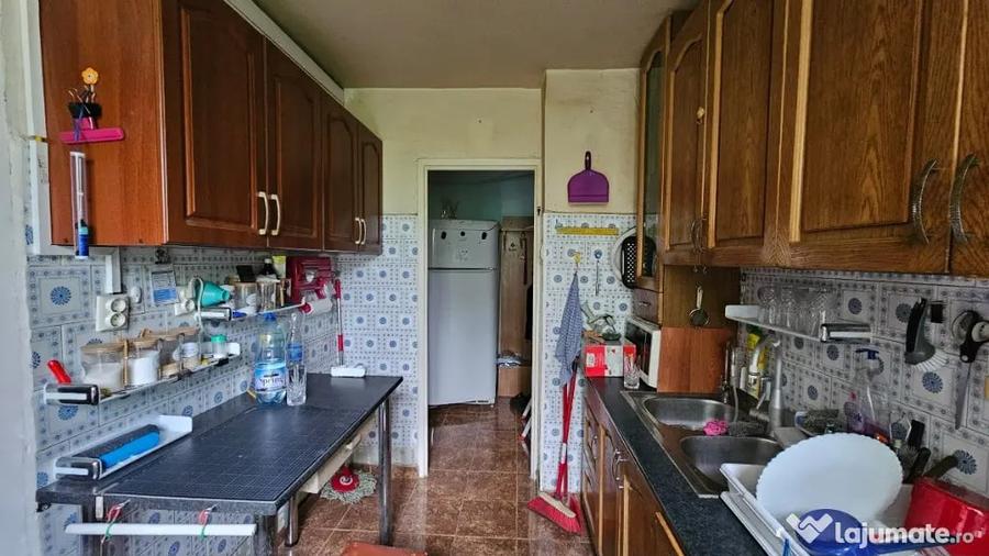 Apartament cu 3 camere decomandat în Alexandriei