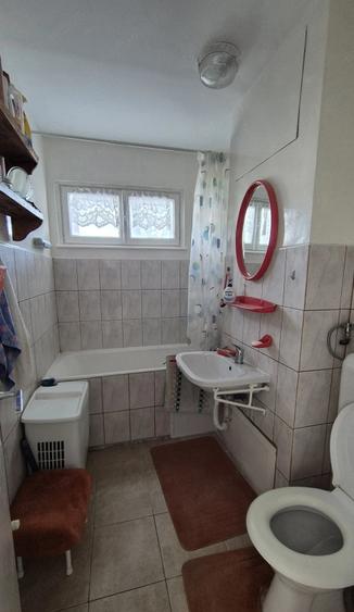 Apartament cu 3 camere semidecomandat în Astra