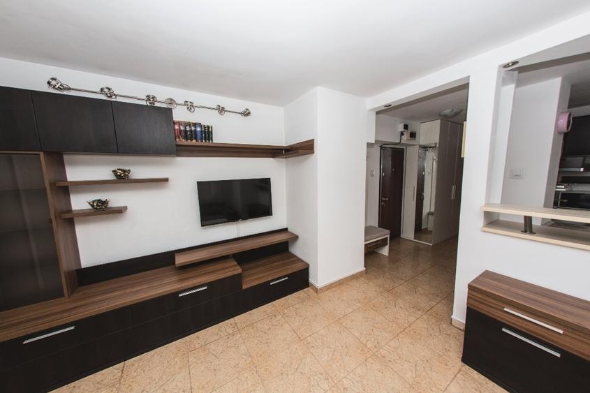 Apartament cu 3 camere semidecomandat, mobilat în Gara de Nord