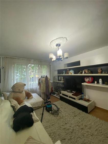 Apartament cu 3 camere semidecomandat, mobilat în Berceni
