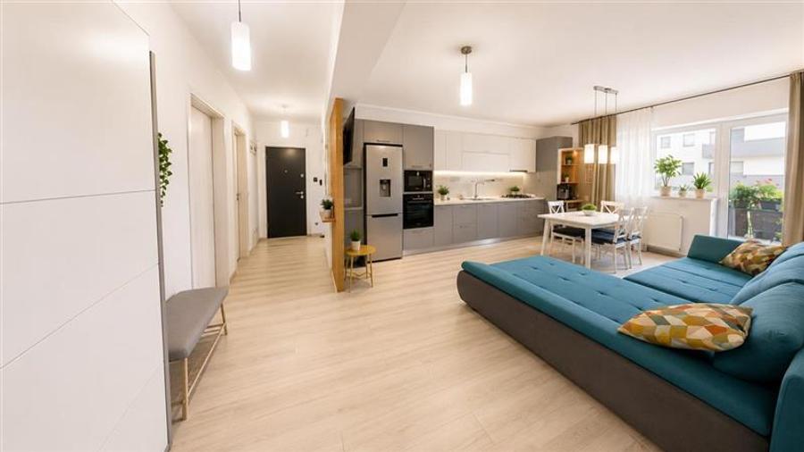 Apartament cu 4 camere decomandat în Tractorul
