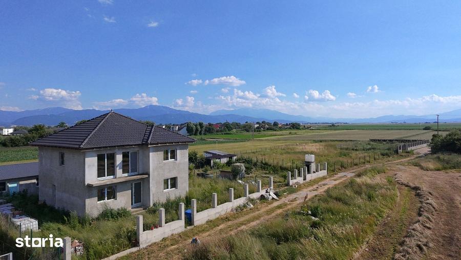 Casă cu 5 camere cu Teren 500 Mp în Stupini