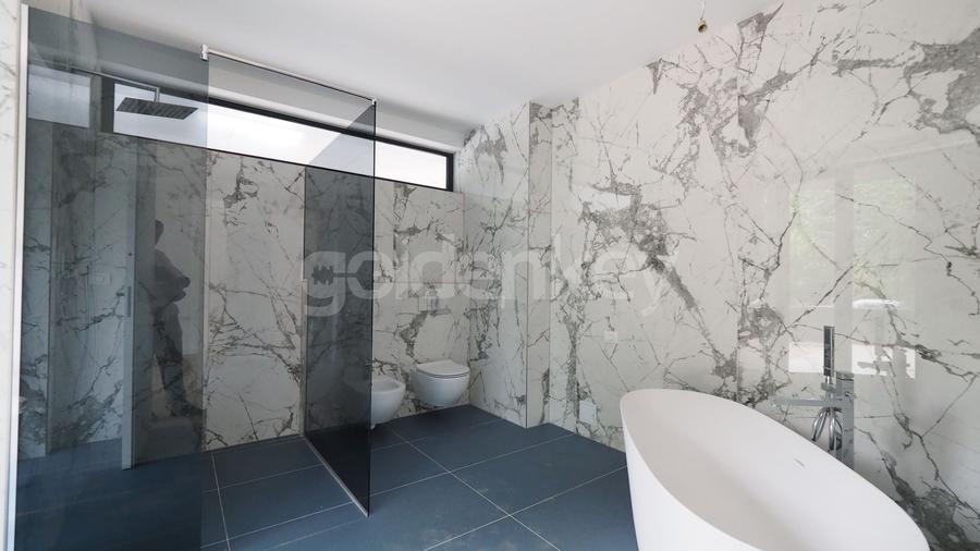 Apartament cu 3 camere semidecomandat în Aviatorilor