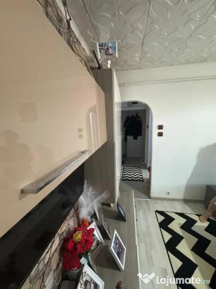 Apartament cu 4 camere semidecomandat în Craiovița Nouă