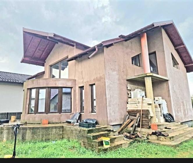 Casă cu 4 camere în Dumbrava