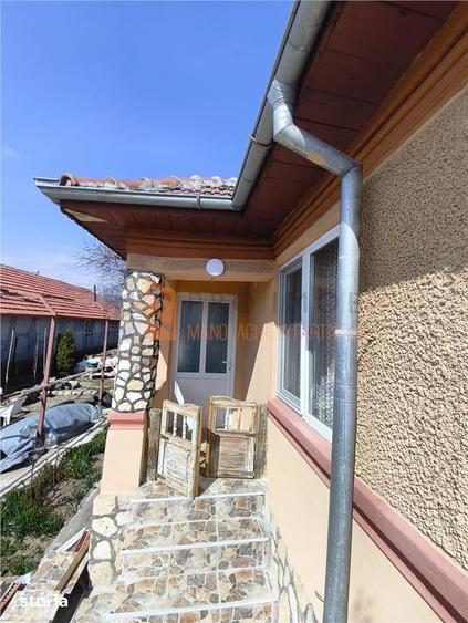 Casă cu 3 camere semidecomandat cu Teren 844 Mp în Pietroasele