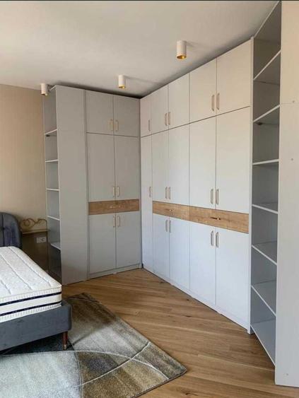 Apartament cu 2 camere semidecomandat, mobilat în P-ța Victoriei
