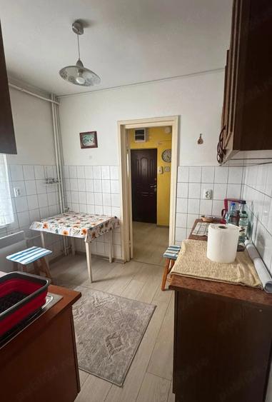 Apartament cu 2 camere semidecomandat în Traian
