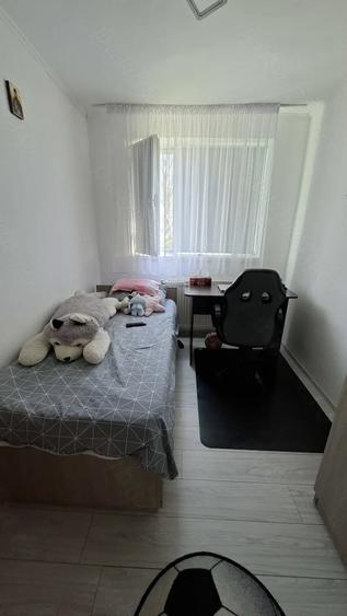Apartament cu 3 camere decomandat în Micro 5