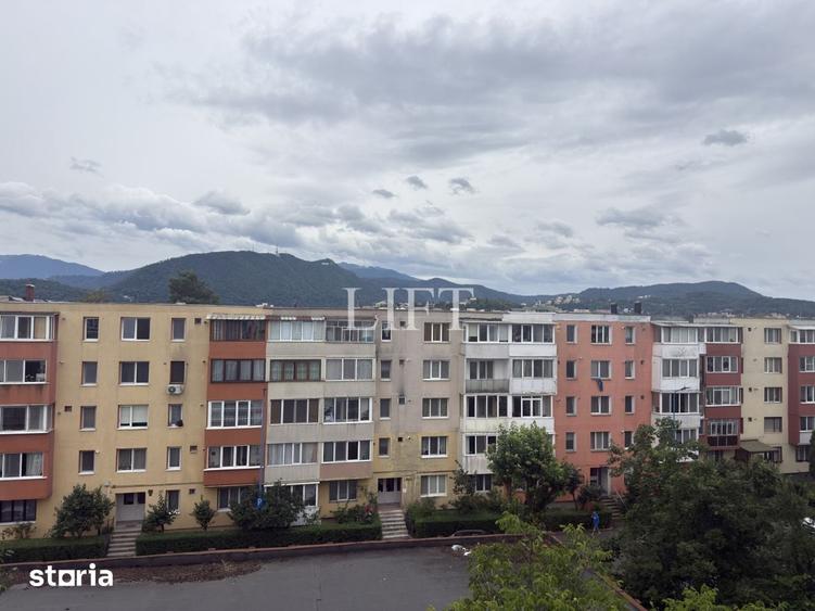 Apartament cu 2 camere decomandat în Tractorul