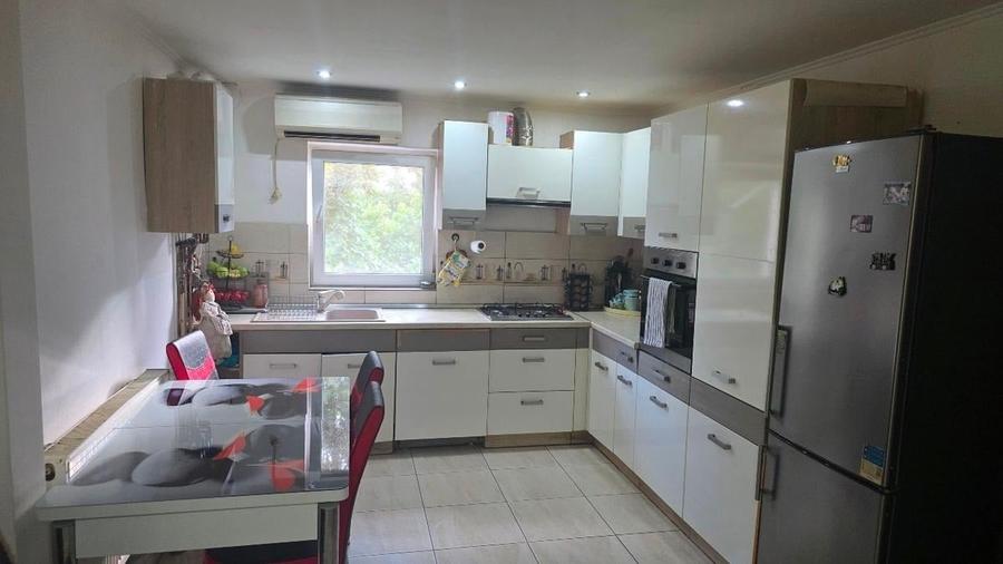 Apartament cu 3 camere decomandat, mobilat în Aradului