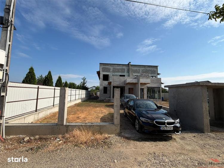 Casă cu 4 camere în Vânători