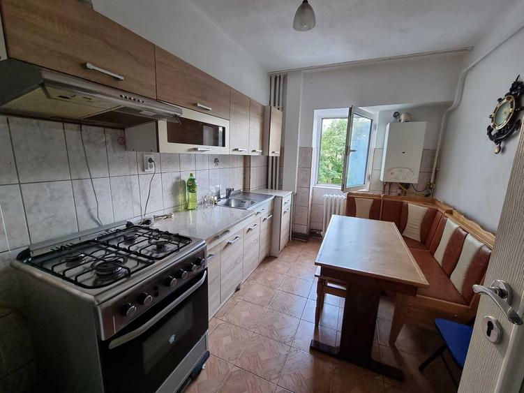 Apartament cu 3 camere decomandat în Socola