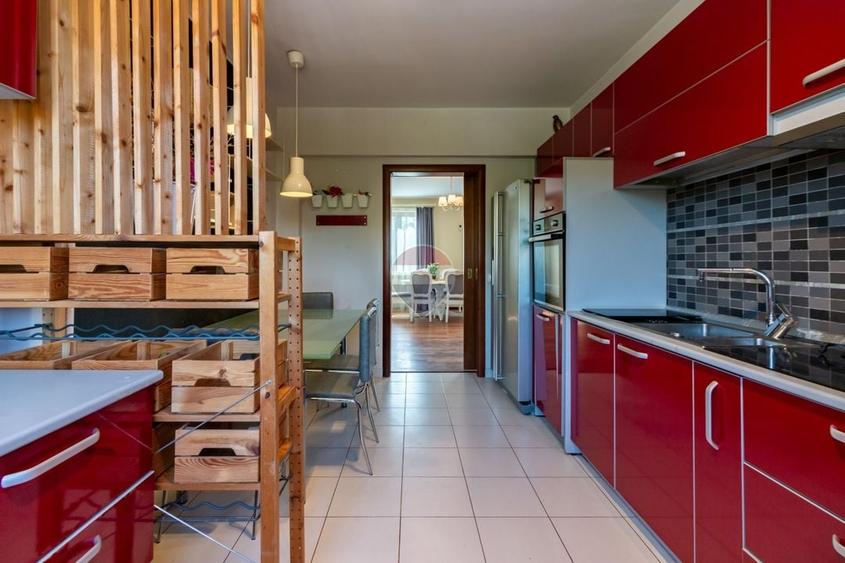 Apartament cu 3 camere semidecomandat, mobilat în Sisești
