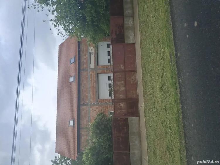 Casă cu 6 camere cu Teren 8000 Mp în Iratoșu