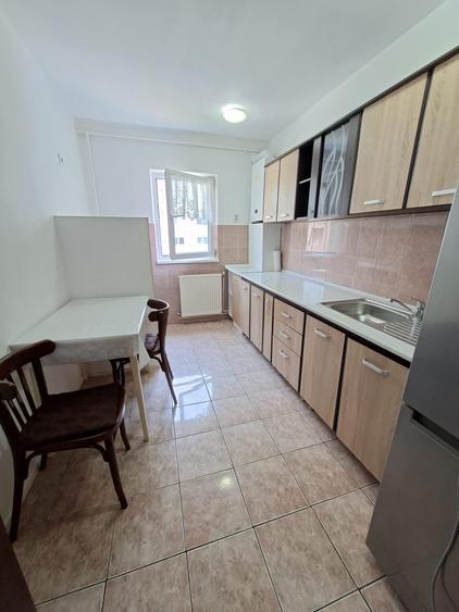 Apartament cu 4 camere decomandat în Astra