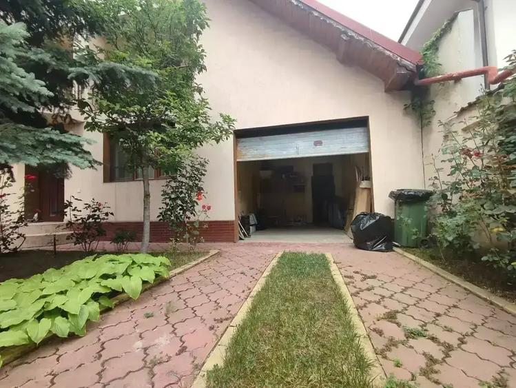 Casă cu 5 camere cu Canalizare în Central