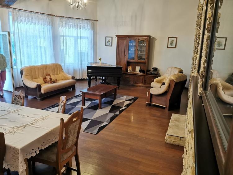 Casă individuală cu 5 camere cu Canalizare în Central
