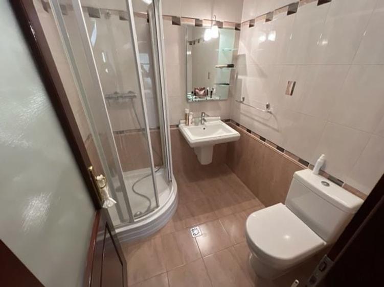 Casă individuală cu 10 camere cu Canalizare în Central
