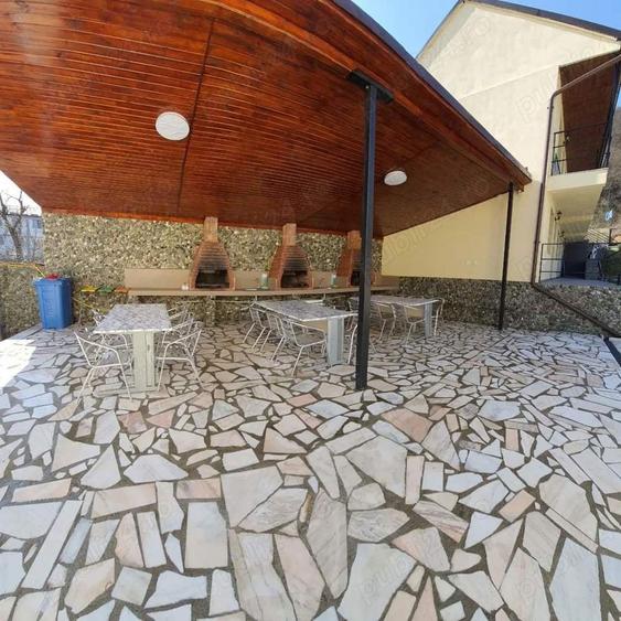 Casă cu 11 camere cu Teren 860 Mp în Dubova