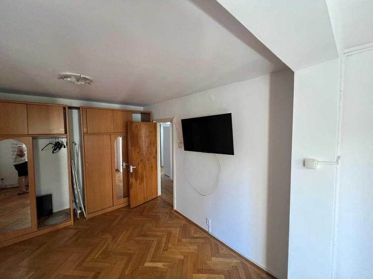 Apartament cu 3 camere decomandat în Titan