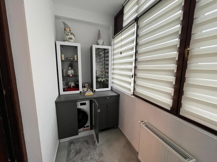 Apartament cu 3 camere semidecomandat în Valea Adâncă