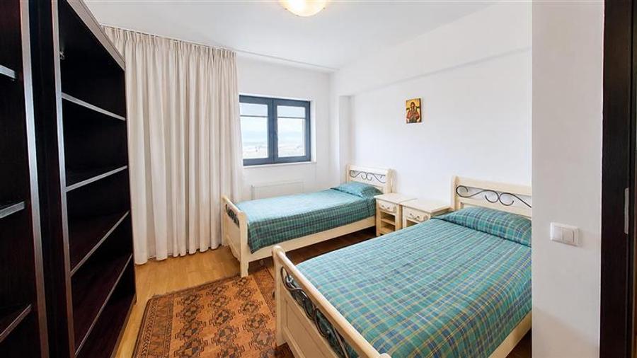 Apartament cu 3 camere decomandat, mobilat în Centrul Civic